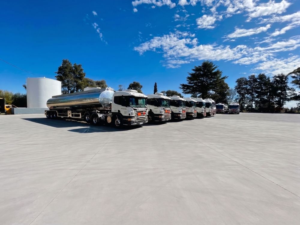Flota Leveal junto a tanques de Gas Oil