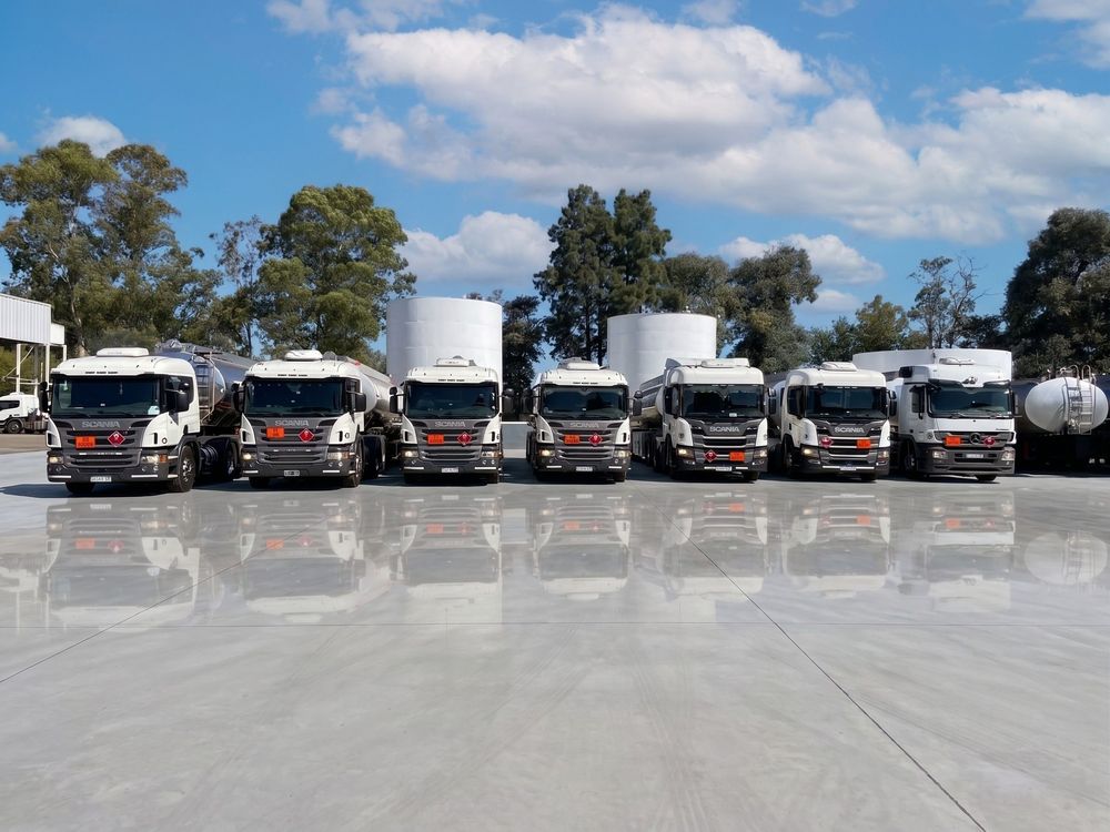 Flota completa de camiones Leveal de frente